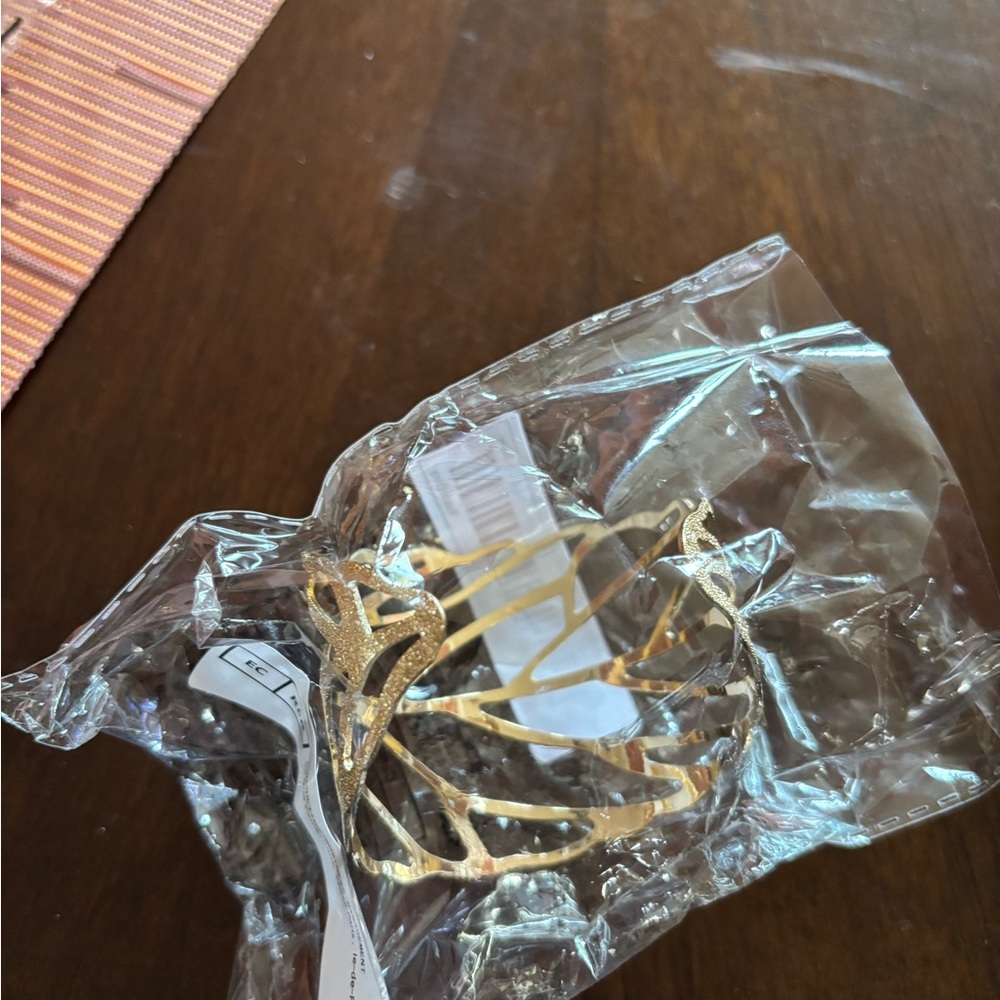 💥2/$24 or 3/$30💥 Stunning gold hollow leaf bracelet. Adjustable size. Cuff style - Picture 6 of 6